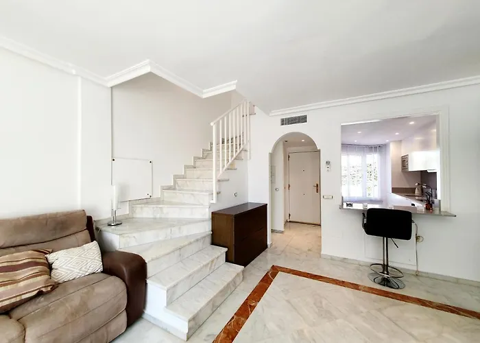 Апартаменты Lomas De Cabopino House