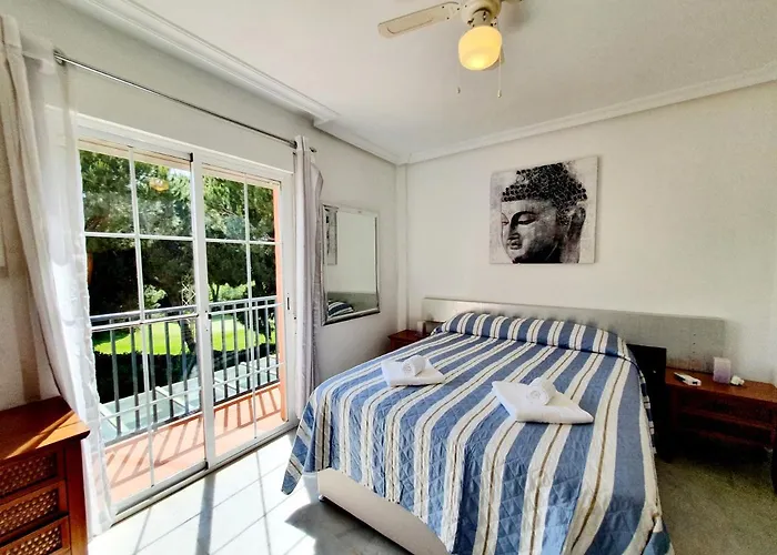 Lomas De Cabopino House Апартаменты