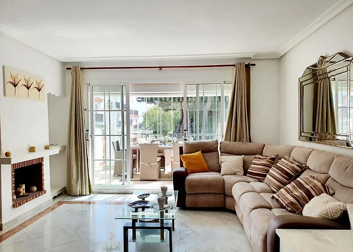 Апартаменты Lomas De Cabopino House