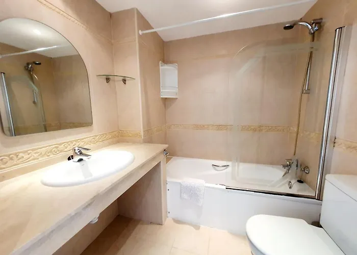 Lomas De Cabopino House 아파트